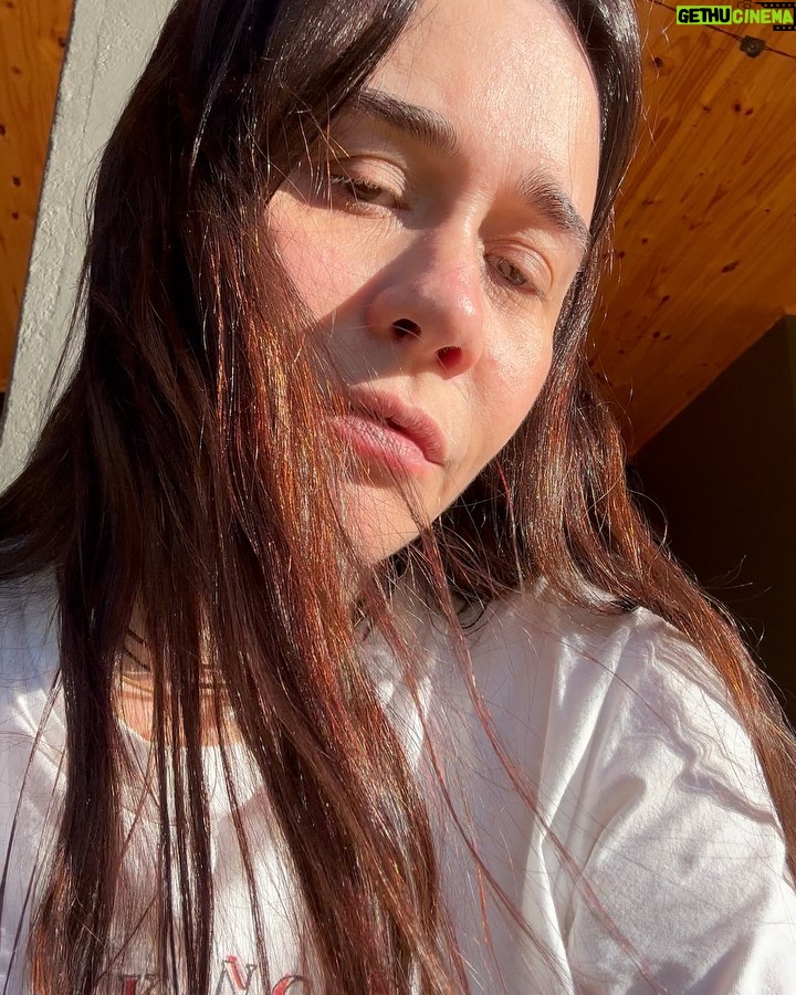 Alessandra Negrini Instagram - Pé no chão, cachorros, sol! Tava precisando muito!