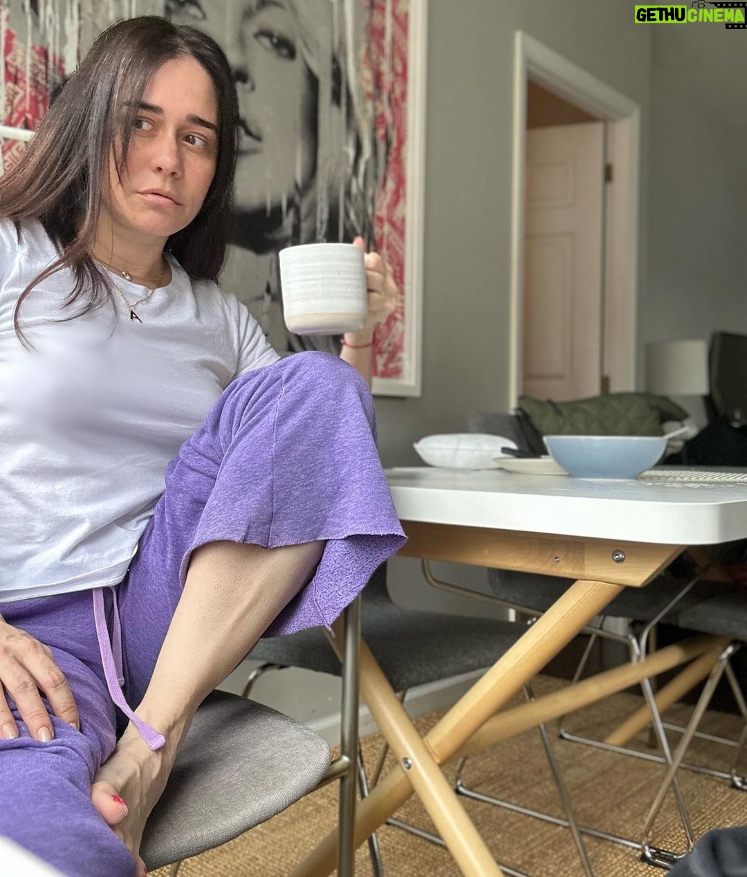 Alessandra Negrini Instagram - Entre a minha intimidade e o mundo lá fora, um abismo, mas a despeito da timidez, avanço. Importante abrir os olhos e olhar. Há amigos pelo caminho, graças a deus! E aquela vontadezinha no coração? Teimosa, é ela quem manda, eu só vou!😊 NY City