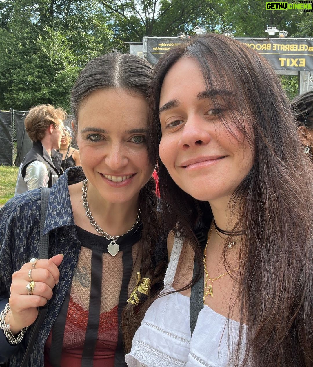 Alessandra Negrini Instagram - Entre a minha intimidade e o mundo lá fora, um abismo, mas a despeito da timidez, avanço. Importante abrir os olhos e olhar. Há amigos pelo caminho, graças a deus! E aquela vontadezinha no coração? Teimosa, é ela quem manda, eu só vou!😊 NY City