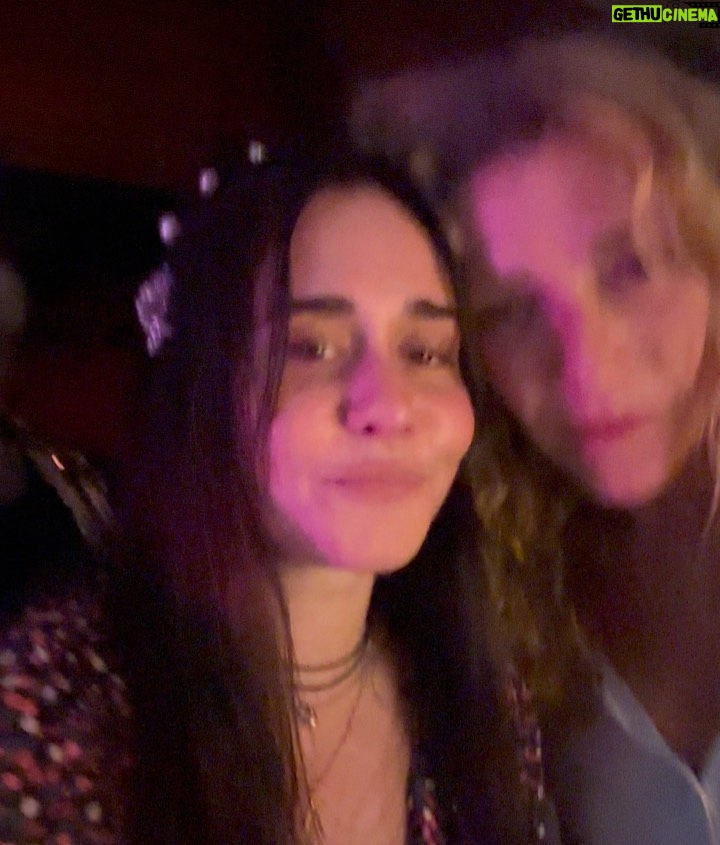 Alessandra Negrini Instagram - Entre a minha intimidade e o mundo lá fora, um abismo, mas a despeito da timidez, avanço. Importante abrir os olhos e olhar. Há amigos pelo caminho, graças a deus! E aquela vontadezinha no coração? Teimosa, é ela quem manda, eu só vou!😊 NY City