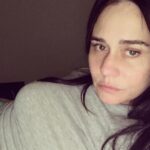 Alessandra Negrini Instagram – Eu não tenho muita paciência, as vezes eu acho tudo um pouco chato. Tenha uma boa noite e não leve tão a sério, é meu espírito gótico querendo brincar!