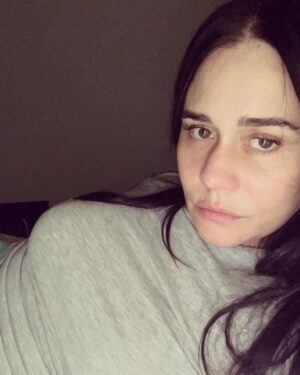 Alessandra Negrini Instagram - Eu não tenho muita paciência, as vezes eu acho tudo um pouco chato. Tenha uma boa noite e não leve tão a sério, é meu espírito gótico querendo brincar!
