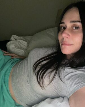 Alessandra Negrini Instagram - Eu não tenho muita paciência, as vezes eu acho tudo um pouco chato. Tenha uma boa noite e não leve tão a sério, é meu espírito gótico querendo brincar!