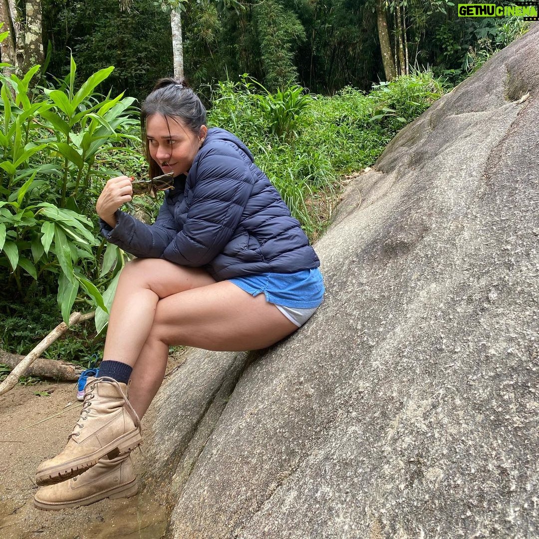 Alessandra Negrini Instagram - Era pra fazer aquela foto de início de ano, na cachu, coisa e tal, mas a gente sente muito frio e preguiça!😉Ai, que delícia!