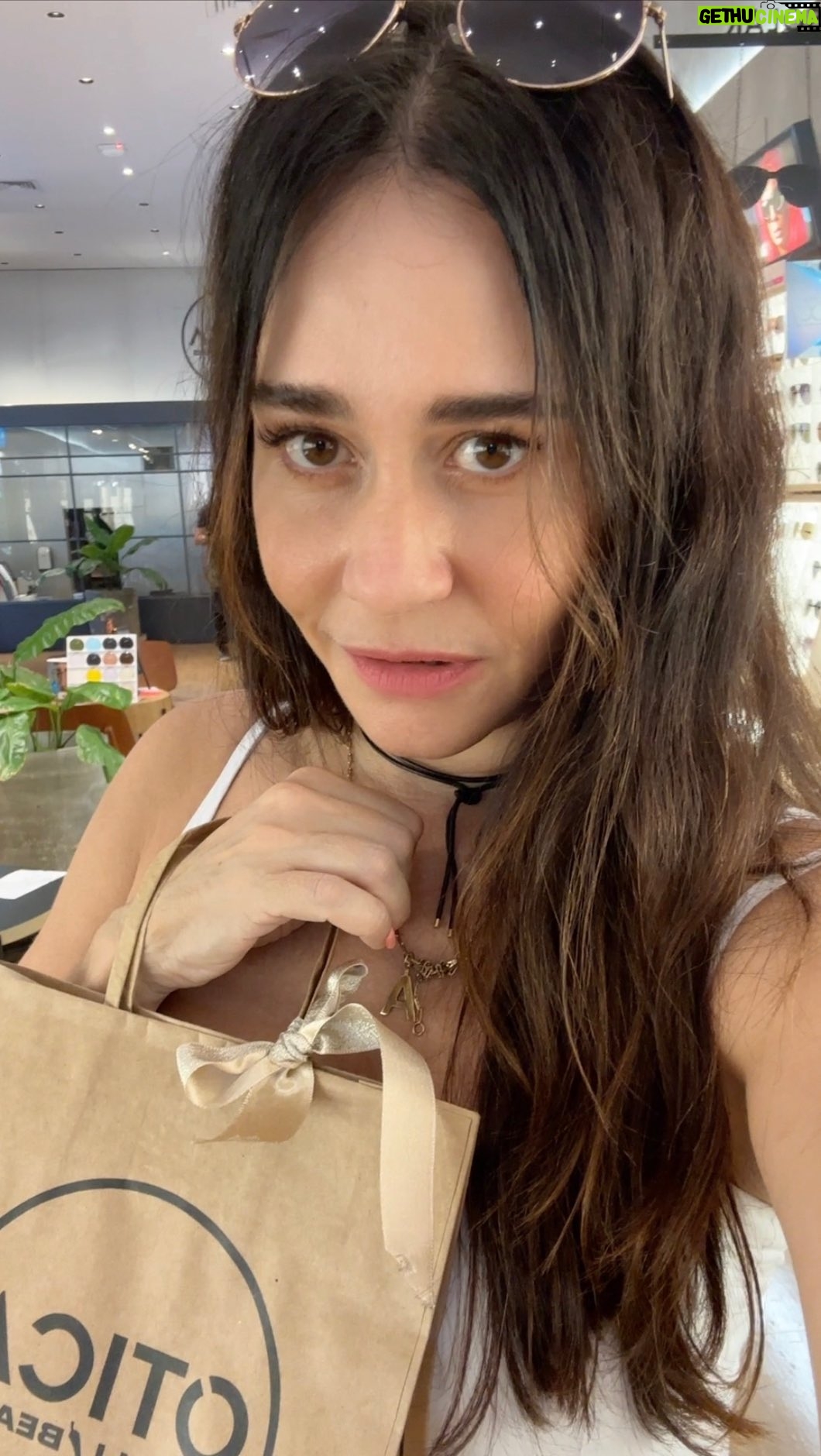 Alessandra Negrini Instagram - Lista de presentes de Natal ✅ Esse é meu segredo para acertar no presente de todo mundo: a @oticachillibeans tem opções para todos os gostos e… ainda tem presentinho na hora da compra! #publi #ÓticaChilliBeans #AlessandraNegrini #Natal #AmigoSecreto #Disney100 #ChilliBeans #ModaEyewear #EncantoDisney #PresenteDeNatal #Lentes #ÓticaChilliBeans #Tecnologia #ÓculosdeGrau #Brinde