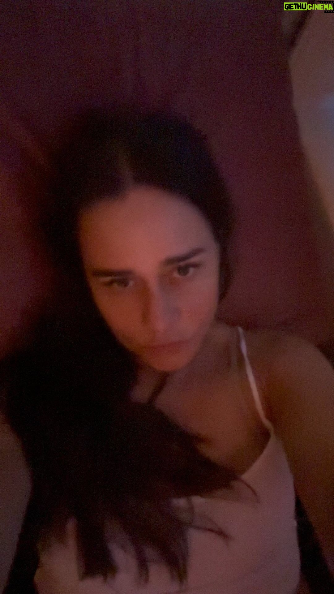 Alessandra Negrini Instagram - Minhas dancinhas e videos estranhos que eu faço em estado de tédio. Não ia postar, só que eu não aguento!😳E se vc ta aqui até hoje… rs… então segura!