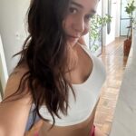 Alessandra Negrini Instagram - Em casa, só juntando força. 😜Bom carnaval!