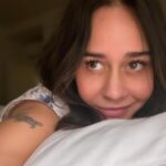 Alessandra Negrini Instagram - Não quero levantar, não quero e sabe o que mais? Hoje eu to podendo, então, bom dia, beijinho e tchau! 😴🫶🏻✌️