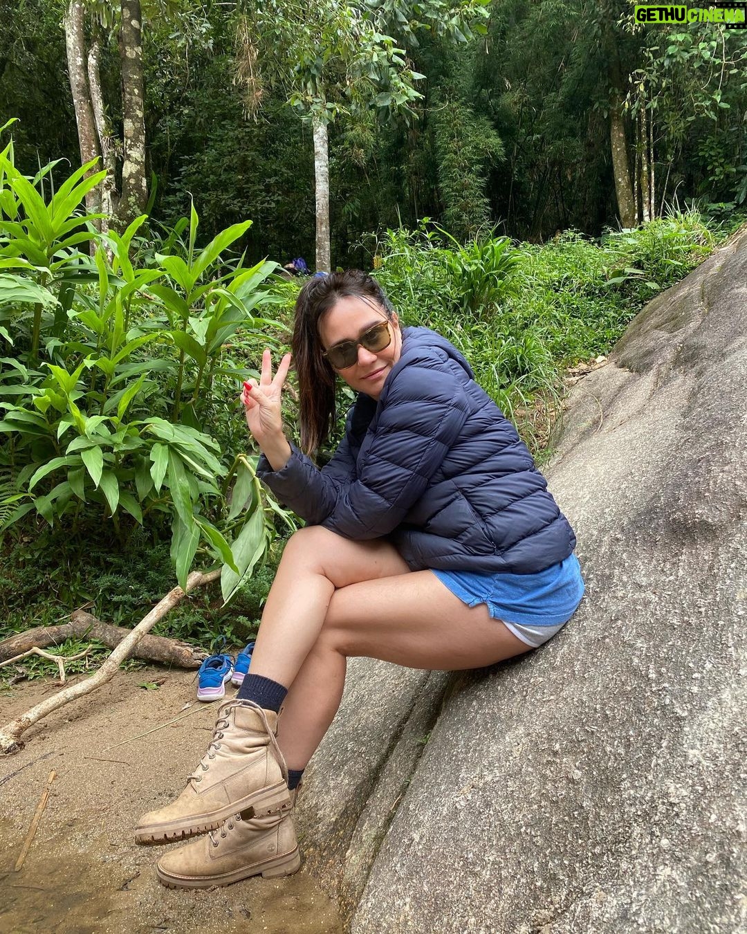 Alessandra Negrini Instagram - Era pra fazer aquela foto de início de ano, na cachu, coisa e tal, mas a gente sente muito frio e preguiça!😉Ai, que delícia!