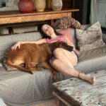 Alessandra Negrini Instagram – Era pra fazer aquela foto de início de ano, na cachu, coisa e tal, mas a gente sente muito frio e preguiça!😉Ai, que delícia!