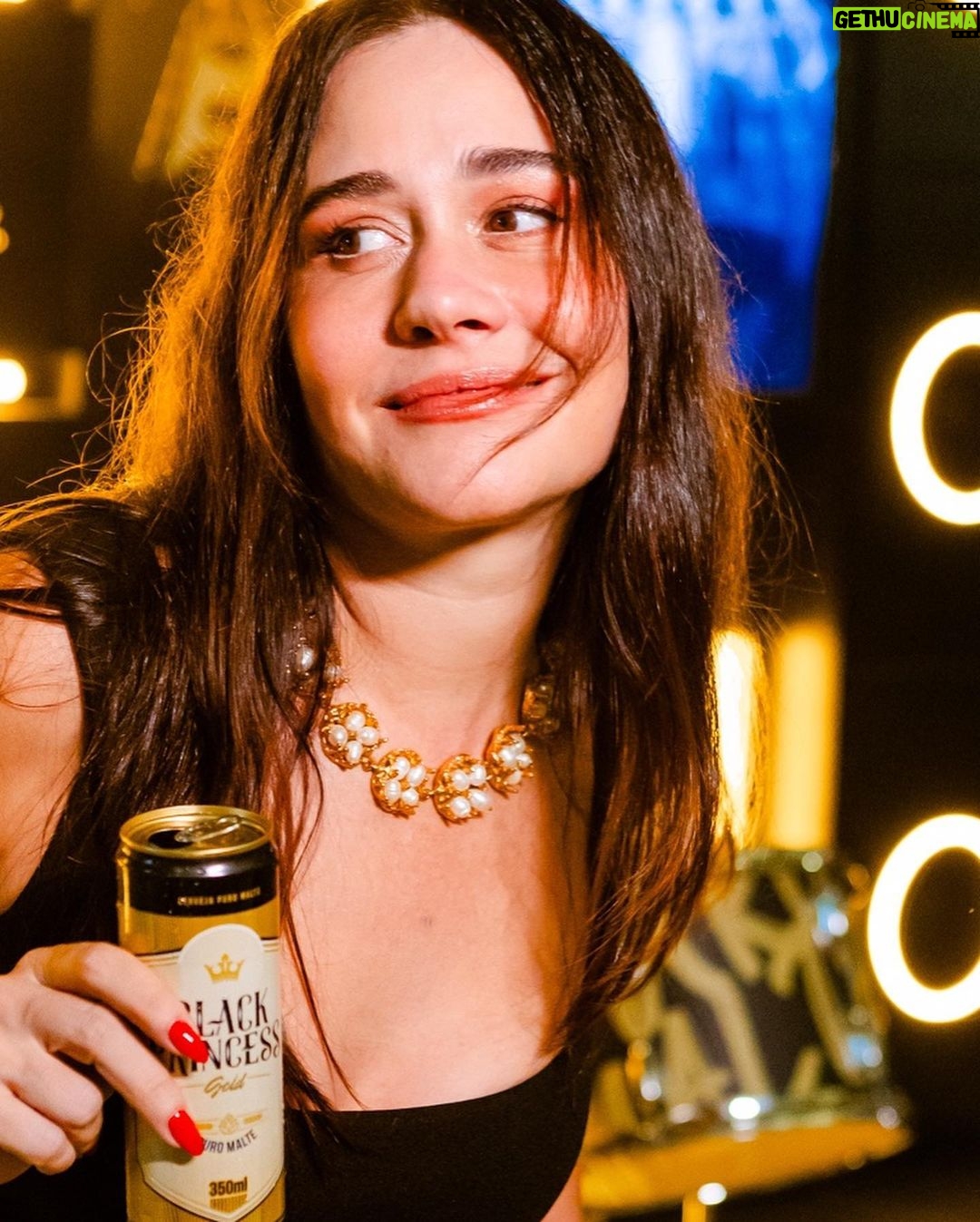 Alessandra Negrini Instagram - Que delícia, gente! Uma cerveja Black Princess bem geladinha e muita música! Tá lindo! Um brinde, meus amores! #VivaUmClássicoDesdeAmanhã #BlackPrincess #TitãsAoVivo #CervejaBlackPrincess #BebaComSabedoria *publicidade @cervejablackprincess