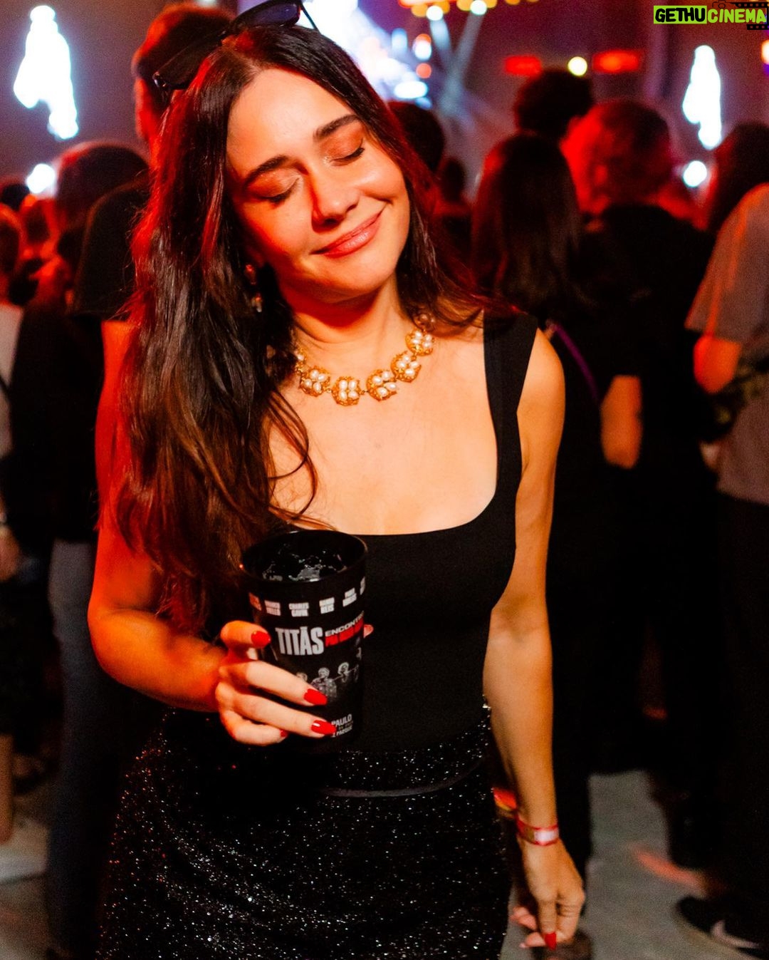 Alessandra Negrini Instagram - Que delícia, gente! Uma cerveja Black Princess bem geladinha e muita música! Tá lindo! Um brinde, meus amores! #VivaUmClássicoDesdeAmanhã #BlackPrincess #TitãsAoVivo #CervejaBlackPrincess #BebaComSabedoria *publicidade @cervejablackprincess