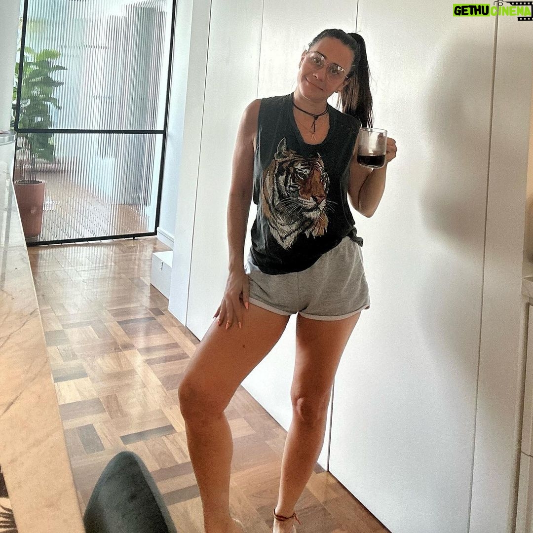 Alessandra Negrini Instagram - Bom dia! Gosto das segundas feiras! To falando sério! Você que me entende , desenvolve aí .🤓