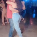 Alessandra Negrini Instagram - A gente forrozeia, amiga! 😀Terapia melhor não existe, ainda mais quando o comando do baile é do @magnofestas no @forrodeterno ! Parceiros @cristianostuginski e @magnofestas 🕺🏾💃🏽🎶