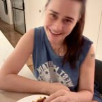 Alessandra Negrini Instagram - Pão com ovo 🍳 É nois na fita. Ser feliz no detalhe, desenvolvendo no dia a dia.
