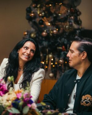 Alessandra Rosaldo Instagram - No siempre podemos cenar juntos el 24 y justo este año andaremos regados por todas partes 🤷🏻‍♀️😓 Pero cuando eso sucede, organizamos nuestra cena navideña en otra fecha, lo importante es el tiempo que pasamos juntos, las carcajadas y las memorias de una Navidad más en familia 💫🎄🎅🏼♥️🌟