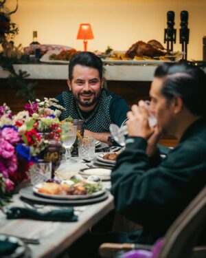 Alessandra Rosaldo Instagram - No siempre podemos cenar juntos el 24 y justo este año andaremos regados por todas partes 🤷🏻‍♀️😓 Pero cuando eso sucede, organizamos nuestra cena navideña en otra fecha, lo importante es el tiempo que pasamos juntos, las carcajadas y las memorias de una Navidad más en familia 💫🎄🎅🏼♥️🌟