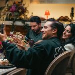 Alessandra Rosaldo Instagram - No siempre podemos cenar juntos el 24 y justo este año andaremos regados por todas partes 🤷🏻‍♀️😓 Pero cuando eso sucede, organizamos nuestra cena navideña en otra fecha, lo importante es el tiempo que pasamos juntos, las carcajadas y las memorias de una Navidad más en familia 💫🎄🎅🏼♥️🌟