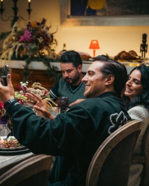 Alessandra Rosaldo Instagram - No siempre podemos cenar juntos el 24 y justo este año andaremos regados por todas partes 🤷🏻‍♀️😓 Pero cuando eso sucede, organizamos nuestra cena navideña en otra fecha, lo importante es el tiempo que pasamos juntos, las carcajadas y las memorias de una Navidad más en familia 💫🎄🎅🏼♥️🌟