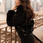 Alessandra Rosaldo Instagram - Solo estuve día y medio en NY, ¡pero aproveché hasta el último segundo! Gracias infinitas a todos los que nos acompañaron en el concierto de @90spoptour que por primera vez llegó a NYC y gracias por regalarnos una noche inolvidable! #weshallreturn #ilovenyc❤️ #BrooklynBridge #ManhattanBridge 📸 @memorick_photography Hair @bernardojavier6 Makeup @lilianafelixmaquillaje Abrigo @merkaba_mx New York City