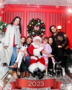 Alessandra Rosaldo Instagram - De nuestros corazones a los suyos, ¡muy feliz Navidad! Que lluevan bendiciones sobre sus hogares, que siempre tengan alguien a quien abrazar y que les sobren razones para agradecer. ¡Felices Fiestas! ♥️♥️♥️✨✨✨🥰🥰🥰🌟🌟🌟 Nos hiciste falta Darkettoooooo @jose_eduardo92 Te amamos!