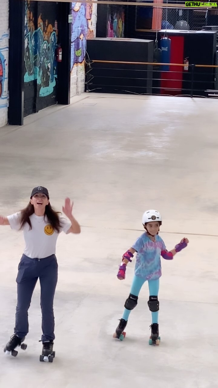 Alessandra Rosaldo Instagram - Como cuando te acuerdas que mañana es puente 👯♂️🛼⛸️