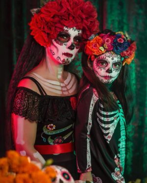 Alessandra Rosaldo Instagram - “Vivir al máximo es la mejor ofrenda que le podemos dar a los muertos”.

¡Feliz Día de los Muertos!
💀🇲🇽🌺🦴🕯️🪦♥️
