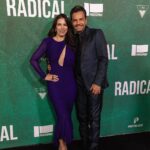 Alessandra Rosaldo Instagram - Noche de premier en Los Angeles. Qué bonito se siente verte triunfar @ederbez ¡Muchísimas felicidades amor mío! Imperdible @radicalthemovie ¡Vayan a verla! Styled by @danireyesoficial Makeup by @lilianafelixmaquillaje Vestido @marikavera diseñadora mexicana 👏🏼👏🏼👏🏼 Joyería @swarovski Fotos @cesarsamanophoto Los Angeles, California