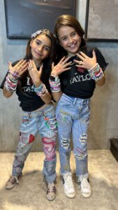 Alessandra Rosaldo Instagram - Ser #swiftie no es cualquier cosa y asistir a un concierto de @taylorswift ¡¡¡es toooooooooodo un happening!!! Me preguntaron mucho por los jeans de Aitana y aquí les comparto un poquito del proceso. Las niñas decoraron sus propios jeans con un poquito de ayuda de las mamás y con el toque final de @bernardojavier6 quien además, las peinó y mini maquilló, pero ellas guiaron todo el proceso y eligieron todo lo que querían ponerse y cómo se querían ver. Me recordaron mi época de #fandeMadonna en la que yo me peinaba como ella, me vestía como ella, me maquillaba como ella y mi mundo entero eran sus canciones, ¿se acuerdan? #nosehagan #ahquétiemposaquellos 🤣