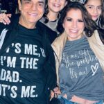 Alessandra Rosaldo Instagram - La vida y sus contrastes. Fiona había partido apenas cuatro días antes… Pensamos en no ir, pero no podíamos quitarle a Aitana este momento. Nos daba culpa pensar en pasarla bien, en ir a un concierto como si nada hubiera pasado, como si no estuviéramos completamente rotos. Y fue mi hermana @im_coaching la que en una llamada telefónica me dijo: “Hermana, tienen que ir. Se vale tener un momento de felicidad en medio del dolor, que sonrías no quiere decir que no estés triste, que bailes no quiere decir que no quieras llorar. Está bien sentir gozo en medio del dolor, está bien sentir dicha en medio del dolor, así es la vida”. … Tenía razón. Y la verdad, los tres necesitábamos ese momento juntos y esa memoria inolvidable de haber ido al concierto de @taylorswift Gracias hermosa Ana por haber estado ahí para tu prima Aitana, fue mágico que lo vivieran juntas♥️ Gracias querido @quericomambo por ayudarme a resumir en este video maravilloso nuestra noche.
