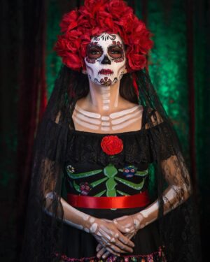 Alessandra Rosaldo Instagram - “Vivir al máximo es la mejor ofrenda que le podemos dar a los muertos”.

¡Feliz Día de los Muertos!
💀🇲🇽🌺🦴🕯️🪦♥️