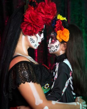 Alessandra Rosaldo Instagram - “Vivir al máximo es la mejor ofrenda que le podemos dar a los muertos”.

¡Feliz Día de los Muertos!
💀🇲🇽🌺🦴🕯️🪦♥️