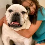 Alessandra Rosaldo Instagram – Con profunda tristeza y dolor, hoy despedimos a nuestra muy amada Fiona. Fuimos muy bendecidos de tenerla con nosotros durante 11 años y de llenar nuestros corazones de recuerdos, anécdotas, aventuras y memorias a su lado. No hay palabras que puedan expresar la inmensa pena que nos invade y el hueco que ha quedado en nuestras vidas. Estamos devastados. Fiona fue la más maravillosa, amorosa y fiel compañera, hija y hermana que pudimos haber tenido. Te amamos con toda el alma Fiona y te extrañaremos eternamente. Gracias por darnos tanto amor, tanta dicha, tanta felicidad. 

Papá, mamá y Aitana.
