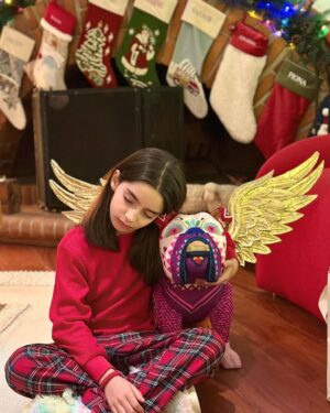 Alessandra Rosaldo Instagram - No alcanzan las palabras para expresarte @aislinnderbez lo profundo que has tocado nuestros corazones, lo mucho que este regalo significa para @ederbez, para Aitana y para mi, y lo inmensamente agradecidos que estamos contigo, con @sofiaberlangav y con los artesanos Wixarika de @morenacorazon por haber convertido a @fionaderbez en el ángel más hermoso a través de esta obra de arte inigualable. GRACIAS INFINITAS 🙏🏼 Te amamos con todo el corazón @aislinnderbez y te amamos con todo el corazón @fionaderbez #foreverinourhearts 🪽👼🏻🐶