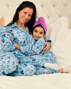 Alessandra Rosaldo Instagram - Después de un fin de semana laaaaaargo (acá fue puente), ya bañadas y listas con nuestras pijamas de @nikipsky que están lo máximooooo y mega delis para ver una peli antes de dormir. Arránquense con recomendaciones de pelis para toda la familia y vayan a visitar el perfil de @nikipsky que tiene una #hotsale buenísima 🔥 . #matchingpajamas #madreehija #pijamasnikipsky