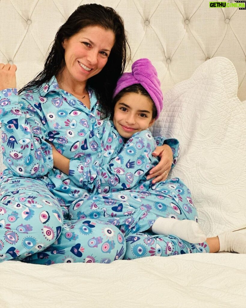 Alessandra Rosaldo Instagram - Después de un fin de semana laaaaaargo (acá fue puente), ya bañadas y listas con nuestras pijamas de @nikipsky que están lo máximooooo y mega delis para ver una peli antes de dormir. Arránquense con recomendaciones de pelis para toda la familia y vayan a visitar el perfil de @nikipsky que tiene una #hotsale buenísima 🔥 . #matchingpajamas #madreehija #pijamasnikipsky