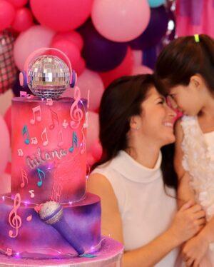 Alessandra Rosaldo Instagram - ¡Feliz Cumpleaños Aitana! Hoy celebramos, bendecimos y agradecemos tu vida deseando que siempre esté iluminada y llena de bendiciones. Te amamos con toda el alma y con toda la fuerza de nuestros corazones ♥️♥️♥️ ¡Felices 9 años princesita hermosa! 🎉🎉🎉🎁🎁🎁🎈🎈🎈🌟🌟🌟💥💥💥🌈🌈🌈✨✨✨

Happy Birthday to the most amazing, joyful, adventurous, kind, fun, noble and beautiful girl in the world! You are the joy of my life and the most beautiful dream come true✨ I am in constant awe of your spirit, intelligence and strength. I am so proud of you and so deeply grateful and honored to be your mom. I love you beyond words. Happy Birthday Aitana! I♥️U

Gracias @projects_by_claudia por ayudarnos a organizar la fiesta perfecta de baile y karaoke para Aitana 🪩🎤💃🏻🎶