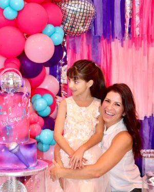 Alessandra Rosaldo Instagram - ¡Feliz Cumpleaños Aitana! Hoy celebramos, bendecimos y agradecemos tu vida deseando que siempre esté iluminada y llena de bendiciones. Te amamos con toda el alma y con toda la fuerza de nuestros corazones ♥️♥️♥️ ¡Felices 9 años princesita hermosa! 🎉🎉🎉🎁🎁🎁🎈🎈🎈🌟🌟🌟💥💥💥🌈🌈🌈✨✨✨

Happy Birthday to the most amazing, joyful, adventurous, kind, fun, noble and beautiful girl in the world! You are the joy of my life and the most beautiful dream come true✨ I am in constant awe of your spirit, intelligence and strength. I am so proud of you and so deeply grateful and honored to be your mom. I love you beyond words. Happy Birthday Aitana! I♥️U

Gracias @projects_by_claudia por ayudarnos a organizar la fiesta perfecta de baile y karaoke para Aitana 🪩🎤💃🏻🎶