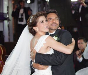 Alessandra Rosaldo Instagram - ¡Una mil millones de veces sí! Contigo sí. Para siempre sí. 
Feliz Aniversario amor mío @ederbez ♥️♥️♥️♥️♥️ Te amo con toda mi alma #11añosdecasados #happyanniversary #happy11thAnniversary #11yearsofmarriage💍 #felizaniversario💍#aniversariodebodas