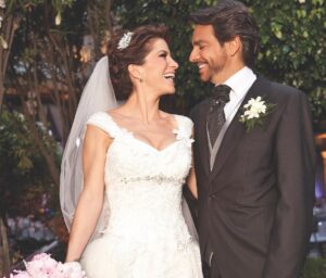 Alessandra Rosaldo Instagram - ¡Una mil millones de veces sí! Contigo sí. Para siempre sí. 
Feliz Aniversario amor mío @ederbez ♥️♥️♥️♥️♥️ Te amo con toda mi alma #11añosdecasados #happyanniversary #happy11thAnniversary #11yearsofmarriage💍 #felizaniversario💍#aniversariodebodas