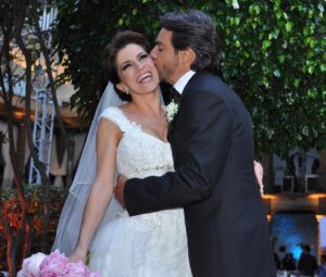 Alessandra Rosaldo Instagram - ¡Una mil millones de veces sí! Contigo sí. Para siempre sí. 
Feliz Aniversario amor mío @ederbez ♥️♥️♥️♥️♥️ Te amo con toda mi alma #11añosdecasados #happyanniversary #happy11thAnniversary #11yearsofmarriage💍 #felizaniversario💍#aniversariodebodas
