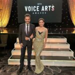 Alessandra Rosaldo Instagram – Hoy tengo el honor de entregarle a este hombre maravilloso el #VoiceArtsIconAward en la décima gala de los #VoiceArtsAwards Gracias por elegirme amor @ederbez para ser la voz que reconozca tu extensa y exitosa carrera en el mundo del doblaje, una de las disciplinas más difíciles para un actor, y gracias por las innumerables risas y memorables momentos que nos has regalado a través de tu impecable trabajo. Te amo ♥️♥️♥️

Gracias @bernardojavier6 por peinarnos y maquillarnos.
