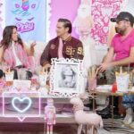 Alessandra Rosaldo Instagram - 🎄 ¡Ya llegó la navidad y con ella, la familia más famosa al Pinky Room, #LosDerbez! 💖 @jose_eduardo92 @ederbez @alexrosaldo @aislinnderbez @vadhird No te pierdas todos los Pinky shots que se aventaron y sus grandes confesiones 🤭✨ ¡No te lo pierdas! Jueves, 9 PM por nuestro canal de YouTube: Pinky Promise TV 💖 ¡Trin! 🪄