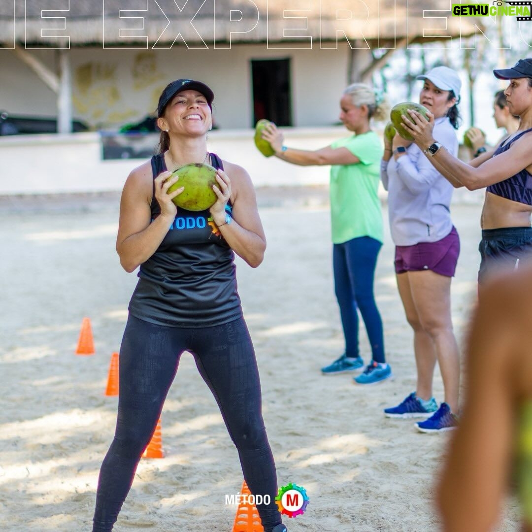 Alessandra Rosaldo Instagram - Cuando la gente me pregunta qué es lo que más disfruto de The Experience, siempre mi mente se va a la sensación tan relajante y mágica y maravillosa que siento frente al mar, amo que tengamos la oportunidad de vivir una experiencia así en un lugar tan mágico, amo la idea de apapachar, no solamente a mi cuerpo, ( sudamos con la coach y comemos deli en @intercontinentalcozumelresort ) sino además a mi mente que tanta calma necesita y a mi espíritu que se llena completito en compañía de la comunidad🫶🏻 Atesoro regalarme y regalarnos estos días de sol, sudor y silencio ✨ Acompáñanos del 2-5 de mayo y vive con nosotras una experiencia TOP🔝 Qué incluye? 🐠 3 noches de hospedaje 🐠 Todos los alimentos 🐠 Propinas 🐠 Paseo en catamarán a la playa El Cielo 🐠 Snorkeling 🐠 Número y paquete de corredor para carrera de 5K que nos regala @fhinixsports 🐠 Transporte a las actividades 🐠 Descuento en el spa 🐠 Bootcamp by @elmetodo_m 🐠 Meditaciones con @gypsy.yogii 🐠 Plática sobre microbiota by @microbiotfit Vayan a nuestras stories para tener toda la información; quedan pocos lugares 🤩 #MetodoM #TheExperience #Ejercicio #Bootcamp #BeABetterU🌟