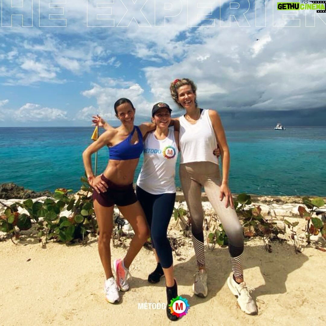 Alessandra Rosaldo Instagram - Cuando la gente me pregunta qué es lo que más disfruto de The Experience, siempre mi mente se va a la sensación tan relajante y mágica y maravillosa que siento frente al mar, amo que tengamos la oportunidad de vivir una experiencia así en un lugar tan mágico, amo la idea de apapachar, no solamente a mi cuerpo, ( sudamos con la coach y comemos deli en @intercontinentalcozumelresort ) sino además a mi mente que tanta calma necesita y a mi espíritu que se llena completito en compañía de la comunidad🫶🏻 Atesoro regalarme y regalarnos estos días de sol, sudor y silencio ✨ Acompáñanos del 2-5 de mayo y vive con nosotras una experiencia TOP🔝 Qué incluye? 🐠 3 noches de hospedaje 🐠 Todos los alimentos 🐠 Propinas 🐠 Paseo en catamarán a la playa El Cielo 🐠 Snorkeling 🐠 Número y paquete de corredor para carrera de 5K que nos regala @fhinixsports 🐠 Transporte a las actividades 🐠 Descuento en el spa 🐠 Bootcamp by @elmetodo_m 🐠 Meditaciones con @gypsy.yogii 🐠 Plática sobre microbiota by @microbiotfit Vayan a nuestras stories para tener toda la información; quedan pocos lugares 🤩 #MetodoM #TheExperience #Ejercicio #Bootcamp #BeABetterU🌟