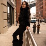 Alessandra Rosaldo Instagram - Solo estuve día y medio en NY, ¡pero aproveché hasta el último segundo! Gracias infinitas a todos los que nos acompañaron en el concierto de @90spoptour que por primera vez llegó a NYC y gracias por regalarnos una noche inolvidable! #weshallreturn #ilovenyc❤️ #BrooklynBridge #ManhattanBridge 📸 @memorick_photography Hair @bernardojavier6 Makeup @lilianafelixmaquillaje Abrigo @merkaba_mx New York City