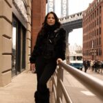 Alessandra Rosaldo Instagram - Solo estuve día y medio en NY, ¡pero aproveché hasta el último segundo! Gracias infinitas a todos los que nos acompañaron en el concierto de @90spoptour que por primera vez llegó a NYC y gracias por regalarnos una noche inolvidable! #weshallreturn #ilovenyc❤️ #BrooklynBridge #ManhattanBridge 📸 @memorick_photography Hair @bernardojavier6 Makeup @lilianafelixmaquillaje Abrigo @merkaba_mx New York City