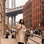 Alessandra Rosaldo Instagram - Solo estuve día y medio en NY, ¡pero aproveché hasta el último segundo! Gracias infinitas a todos los que nos acompañaron en el concierto de @90spoptour que por primera vez llegó a NYC y gracias por regalarnos una noche inolvidable! #weshallreturn #ilovenyc❤️ #BrooklynBridge #ManhattanBridge 📸 @memorick_photography Hair @bernardojavier6 Makeup @lilianafelixmaquillaje Abrigo @merkaba_mx New York City