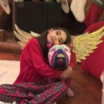 Alessandra Rosaldo Instagram - No alcanzan las palabras para expresarte @aislinnderbez lo profundo que has tocado nuestros corazones, lo mucho que este regalo significa para @ederbez, para Aitana y para mi, y lo inmensamente agradecidos que estamos contigo, con @sofiaberlangav y con los artesanos Wixarika de @morenacorazon por haber convertido a @fionaderbez en el ángel más hermoso a través de esta obra de arte inigualable. GRACIAS INFINITAS 🙏🏼 Te amamos con todo el corazón @aislinnderbez y te amamos con todo el corazón @fionaderbez #foreverinourhearts 🪽👼🏻🐶