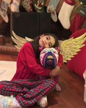 Alessandra Rosaldo Instagram - No alcanzan las palabras para expresarte @aislinnderbez lo profundo que has tocado nuestros corazones, lo mucho que este regalo significa para @ederbez, para Aitana y para mi, y lo inmensamente agradecidos que estamos contigo, con @sofiaberlangav y con los artesanos Wixarika de @morenacorazon por haber convertido a @fionaderbez en el ángel más hermoso a través de esta obra de arte inigualable. GRACIAS INFINITAS 🙏🏼 Te amamos con todo el corazón @aislinnderbez y te amamos con todo el corazón @fionaderbez #foreverinourhearts 🪽👼🏻🐶